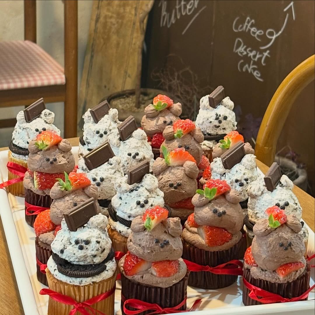 Photo by 베이지버터_ 인천케이크카페 on February 12, 2026. May be an image of ‎cupcake, chocolate cake, strawberry, chocolate mousse and ‎text that says '‎لوeff Lelfee usert me‎'‎‎.