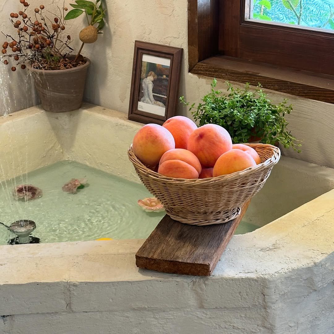 Photo by 베이지버터_ 인천케이크카페 on August 11, 2025. May be an image of sink, bathtub, wash basin and text.