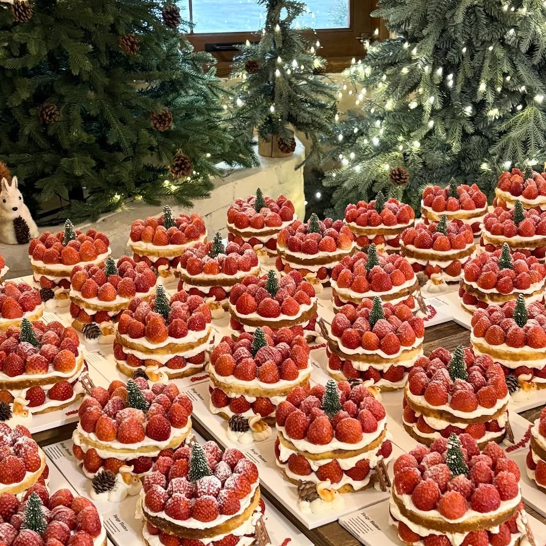 Photo by 베이지버터_ 인천케이크카페 on December 23, 2025. May be an image of cake, strawberry, tart, cheesecake, fruitcake and text.