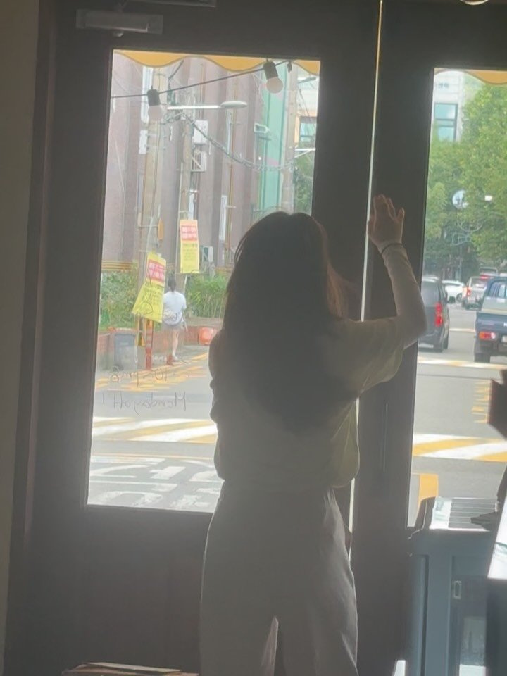 _beigebutter 게시물 이미지: 문열기가 너무힘든 쪼꼬미...❤️
귀여워 죽게뜸🥹

열심히 점프해서...