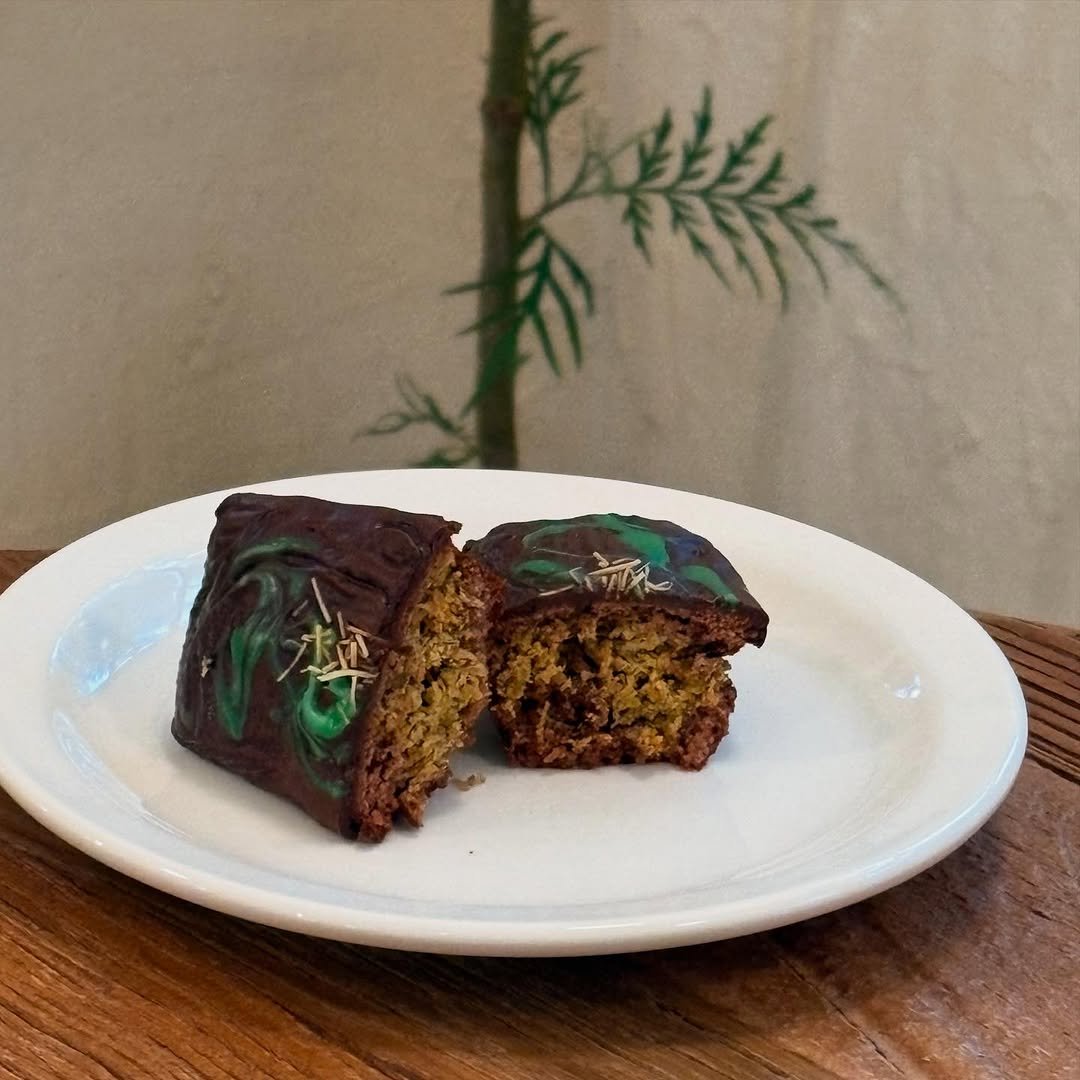 Photo by 베이지버터_ 인천케이크카페 on August 12, 2025. May be an image of cake, fritter, brownie, pastry and text.