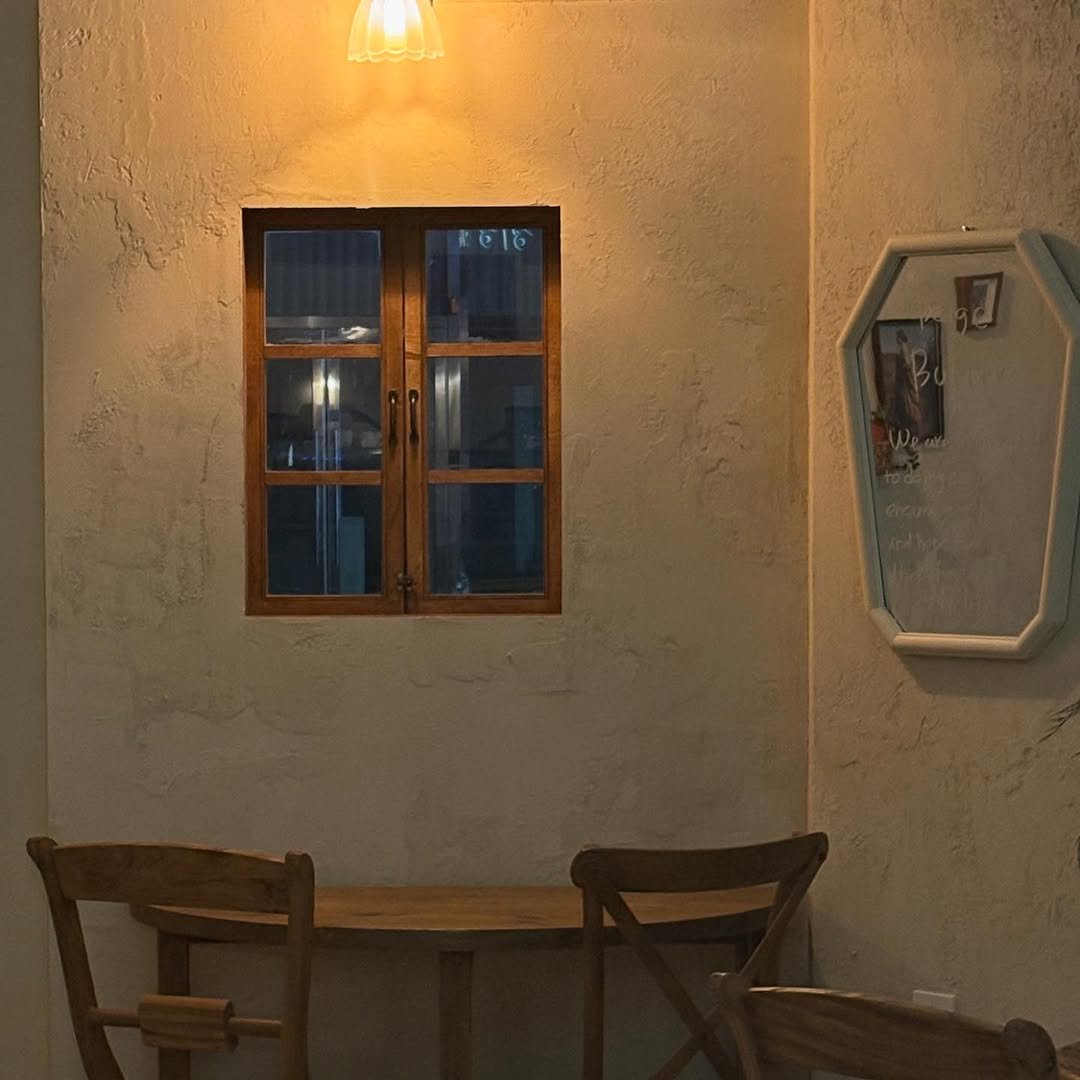 Photo by 베이지버터_ 인천케이크카페 on September 26, 2025. May be an image of lighting, lamp, lamp shade, lightbulb, indoors and text.