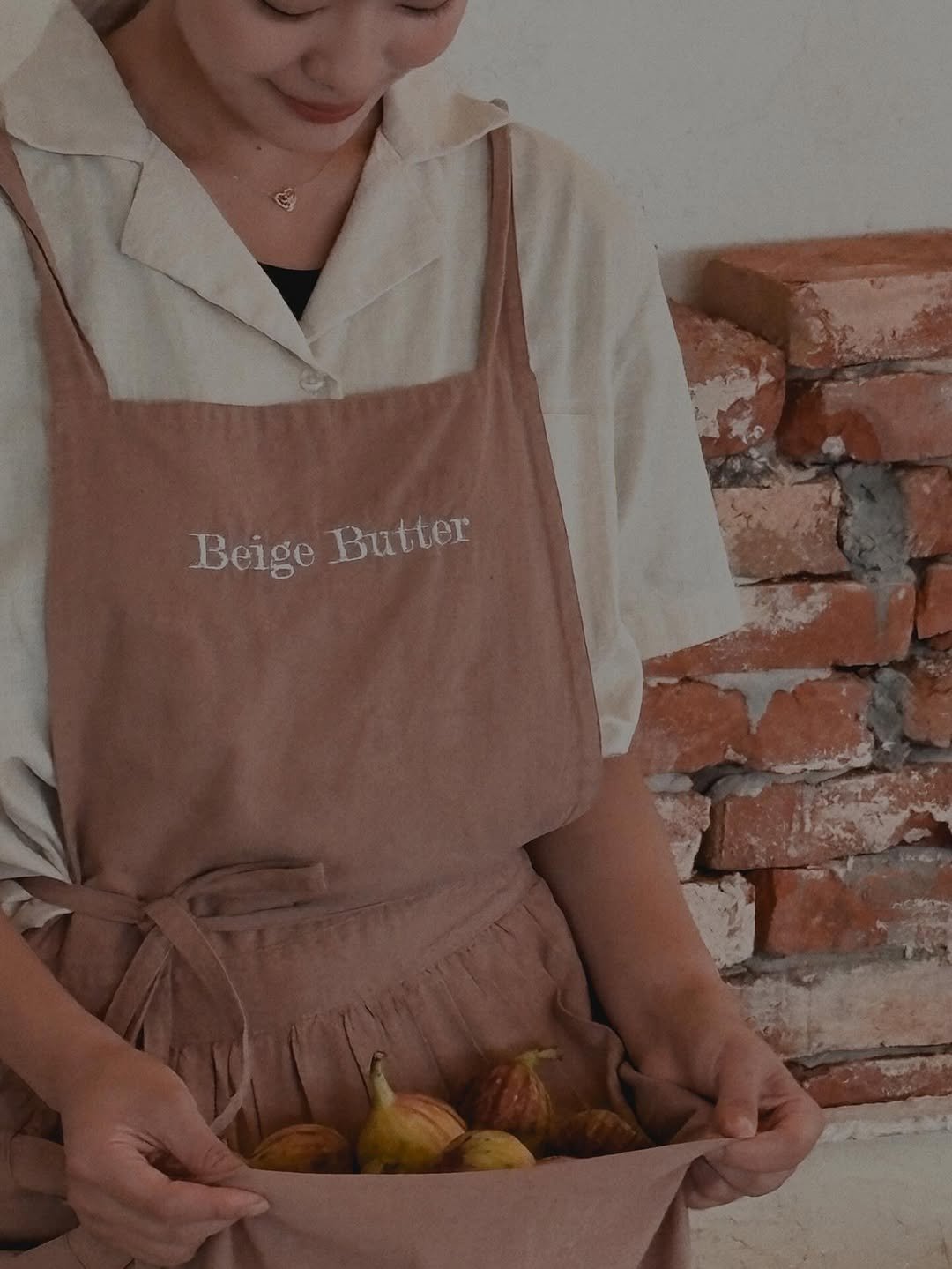 Photo by 베이지버터_ 인천케이크카페 on October 01, 2025. May be an image of 1 person, fig, apron, pear and text.