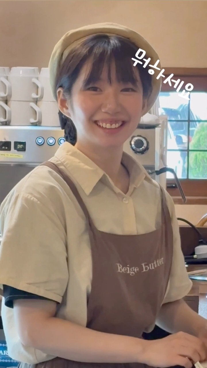 _beigebutter 게시물 이미지: 여기저기 쫄쫄쫄 일하는게 귀여워서
계속찍었는데 얼굴보여준거 이거하나...