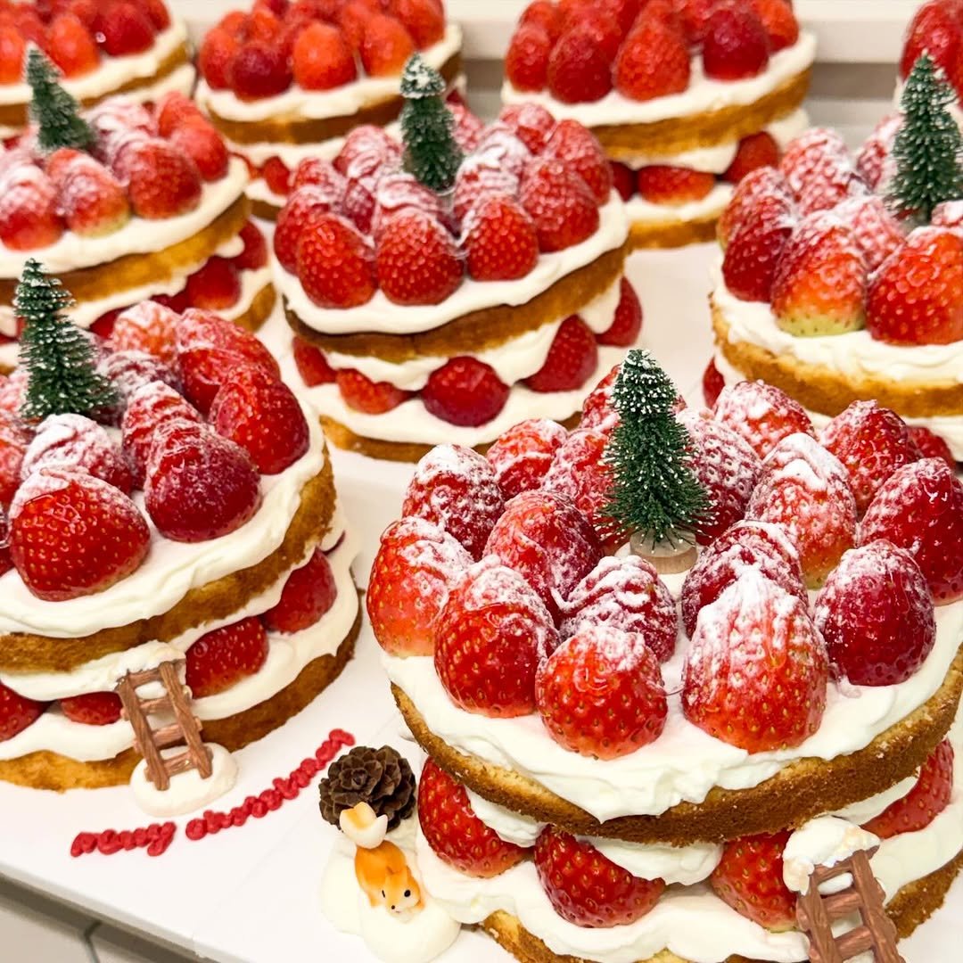 Photo by 베이지버터_ 인천케이크카페 on December 22, 2025. May be an image of cake, strawberry, cheesecake, whipped cream, fruitcake and text.