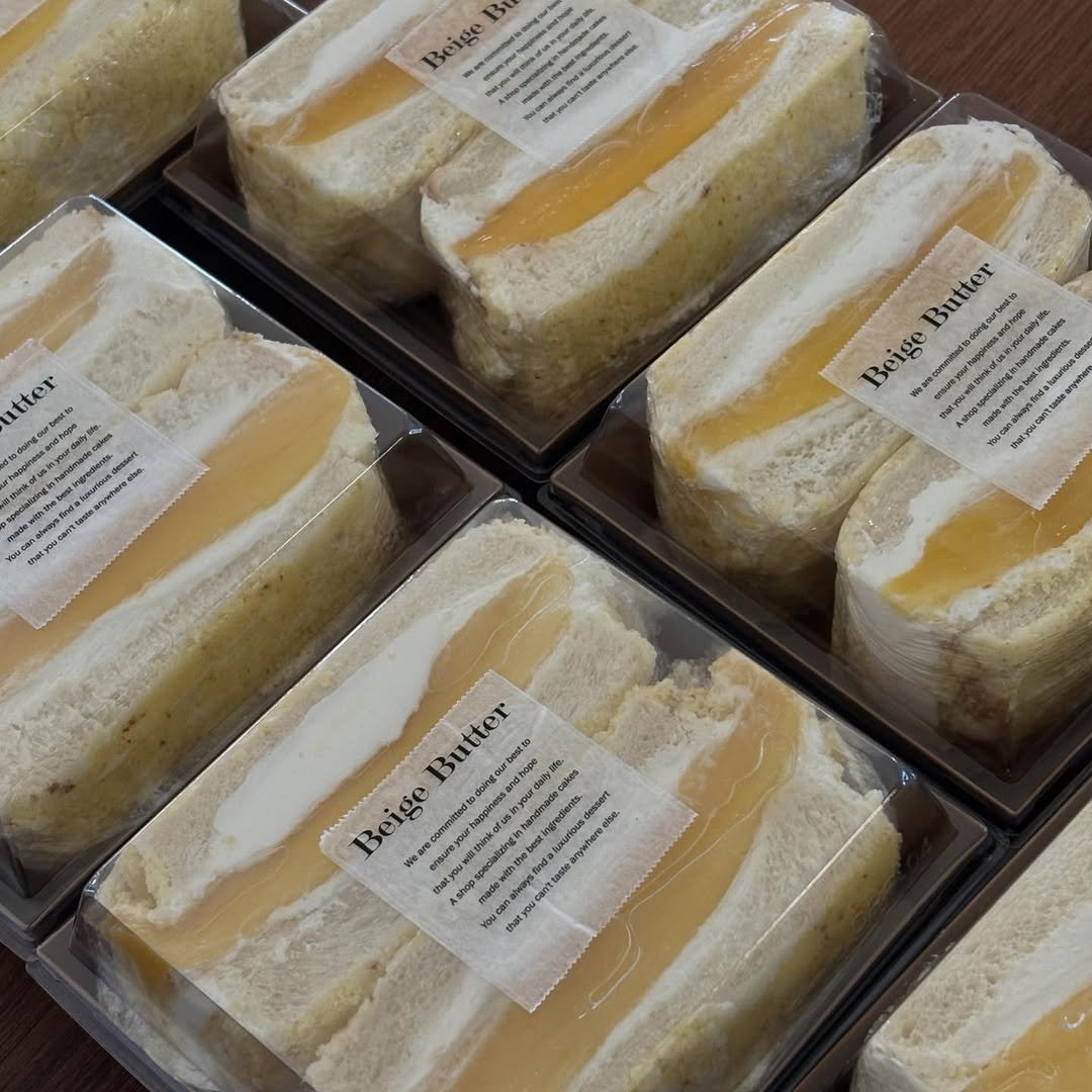 Photo by 베이지버터_ 인천케이크카페 on April 25, 2026. May be an image of chiffon cake, sandwich, durian, bread, cheesecake and text.