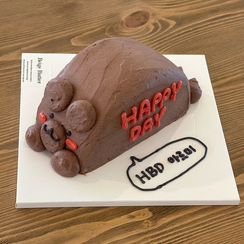 Photo by 베이지버터_ 인천케이크카페 on September 27, 2025. May be an image of chocolate cake and text.