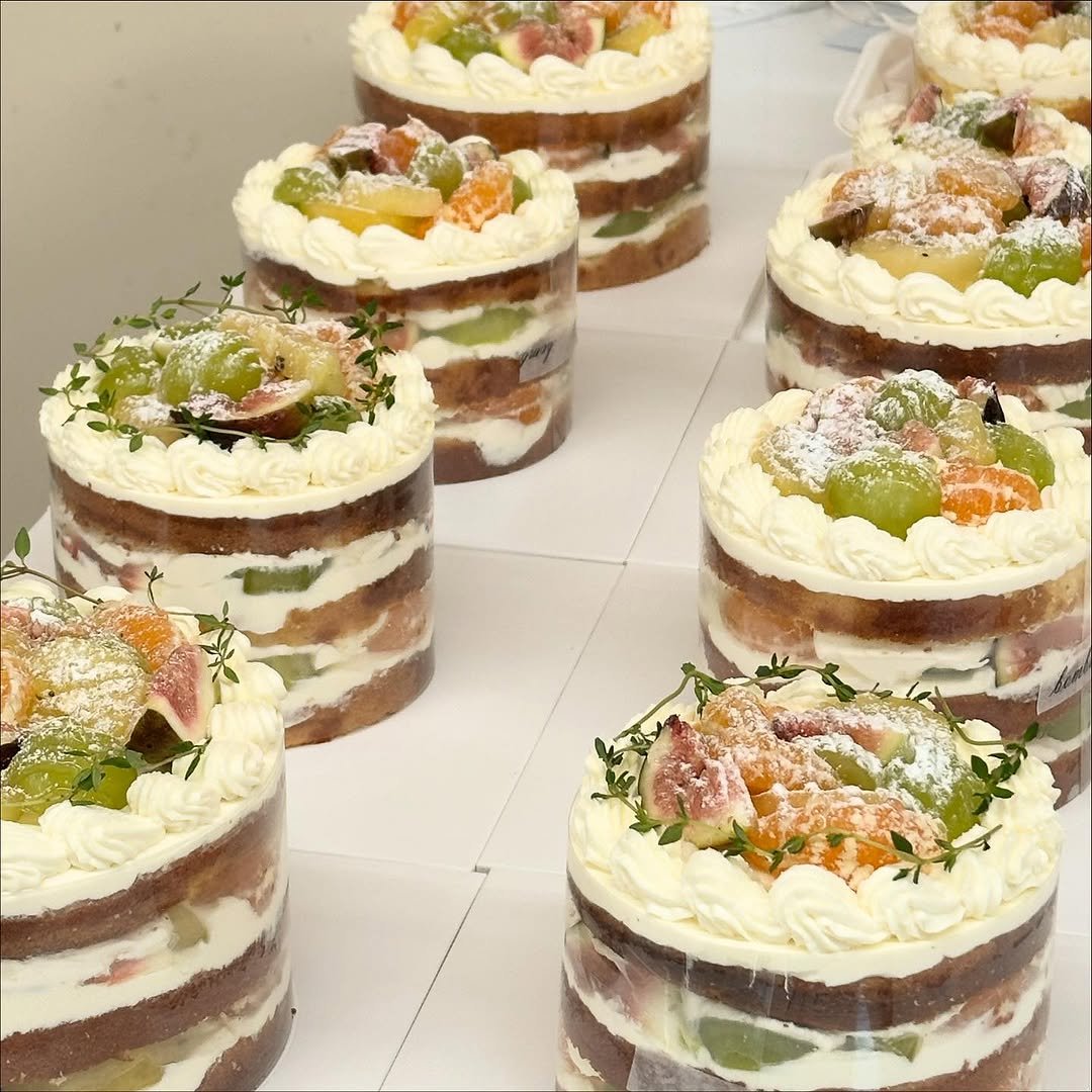 Photo by 베이지버터_ 인천케이크카페 on November 06, 2025. May be an image of chiffon cake, fruitcake, chocolate mousse and text.