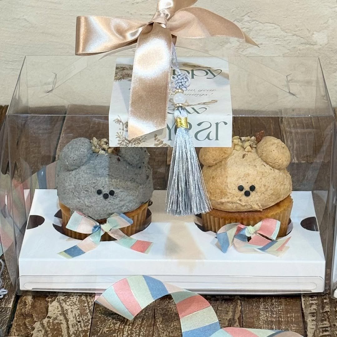 Photo by 베이지버터_ 인천케이크카페 on February 14, 2026. May be an image of cupcake, hamper, brownie and text that says 'ネつ par ar'.