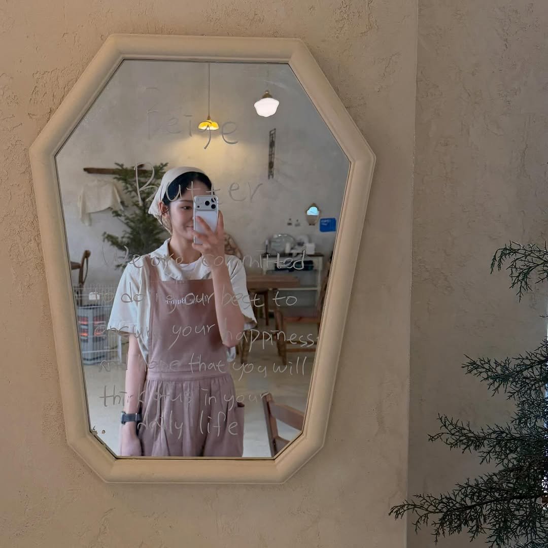 Photo by 베이지버터_ 인천케이크카페 on February 17, 2026. May be an image of mirror, jumpsuit and text.