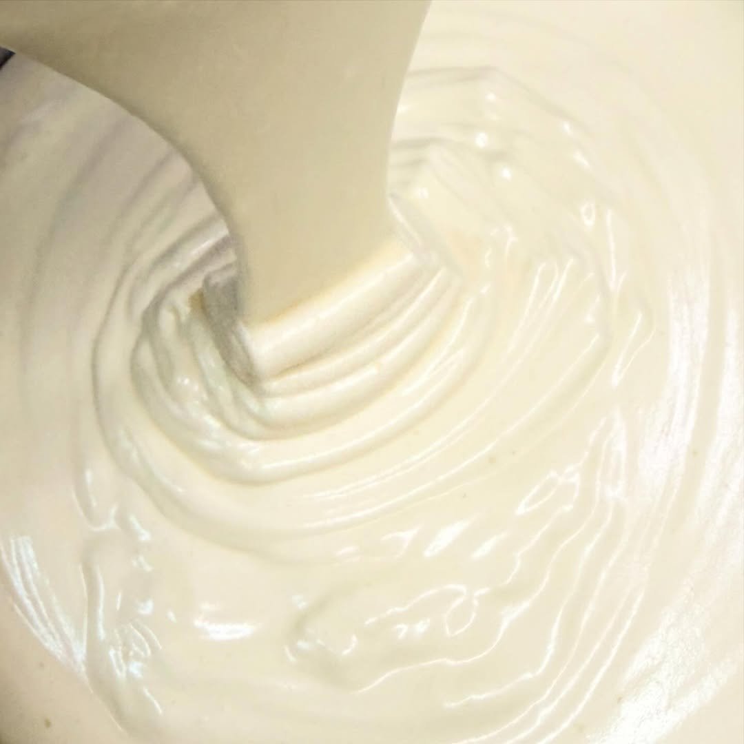 Photo by 베이지버터_ 인천케이크카페 on December 29, 2025. May be an image of cake, whipped cream, cream cheese, hand cream and text.