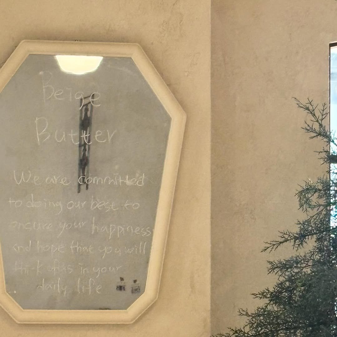 Photo by 베이지버터_ 인천케이크카페 on April 21, 2026. May be an image of mirror, grave stone and text.