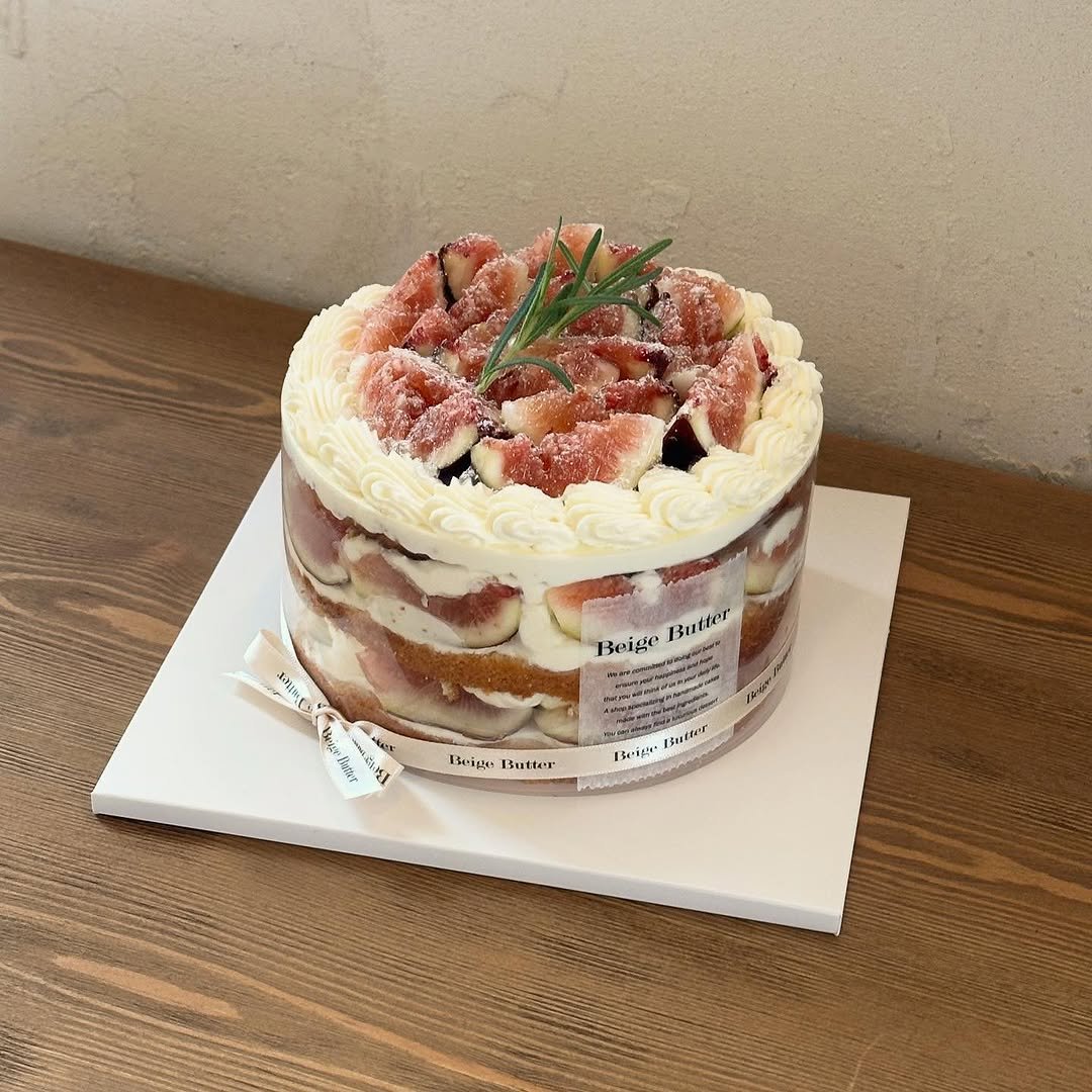 Photo by 베이지버터_ 인천케이크카페 on September 25, 2025. May be an image of fig, chiffon cake, strawberry, cheesecake, pie, fruitcake and text.