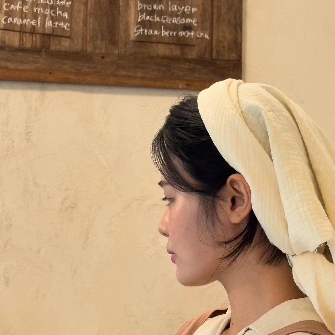 Photo by 베이지버터_ 인천케이크카페 on August 12, 2025. May be an image of 1 person, headscarf, head covering and text.