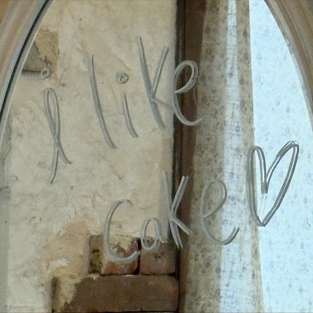 Photo by 베이지버터_ 인천케이크카페 on November 04, 2025. May be an image of mirror, brick wall and text.