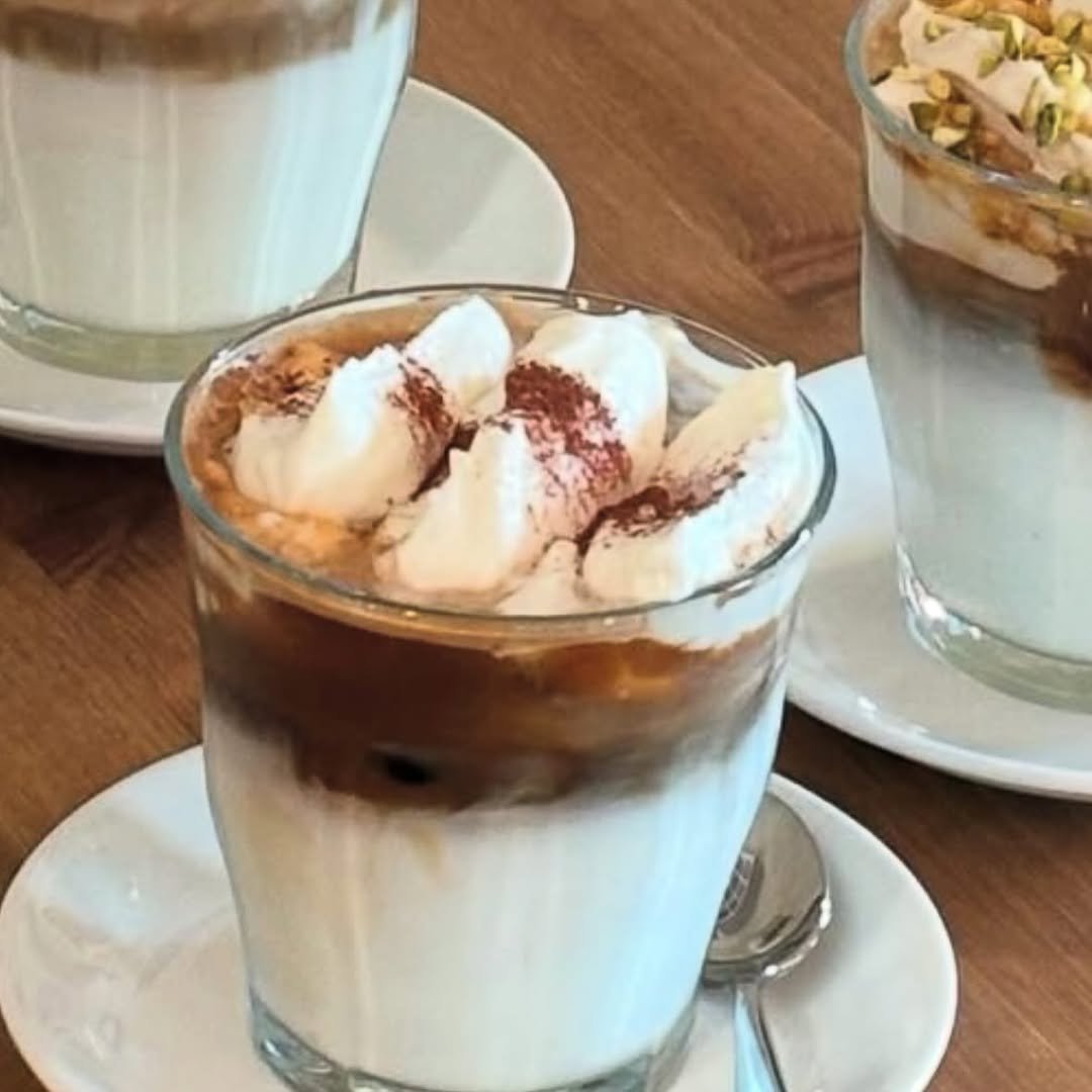 Photo by 베이지버터_ 인천케이크카페 on August 09, 2025. May be an image of coffee cup, coffee, cappuccino and text.