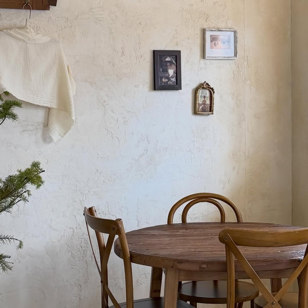 Photo by 베이지버터_ 인천케이크카페 on February 18, 2026. May be an image of kitchen table, dining table, indoors and text.