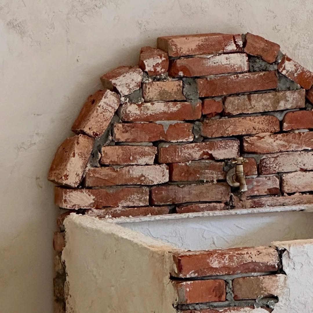 Photo by 베이지버터_ 인천케이크카페 on August 07, 2025. May be an image of sink, fireplace, hearth, brick wall and text.
