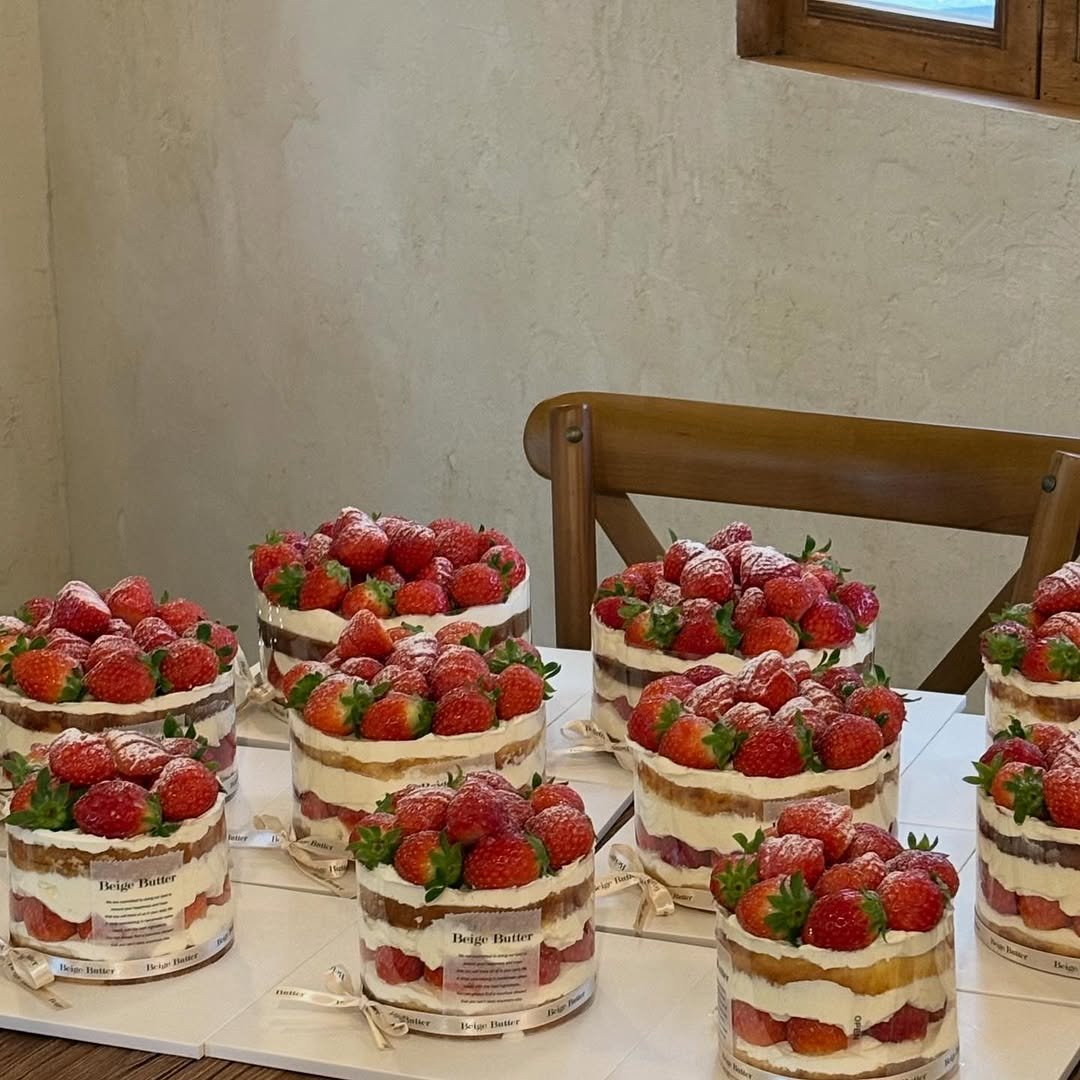 Photo by 베이지버터_ 인천케이크카페 on December 27, 2025. May be an image of strawberry, wedding cake, fruitcake, cheesecake and text.
