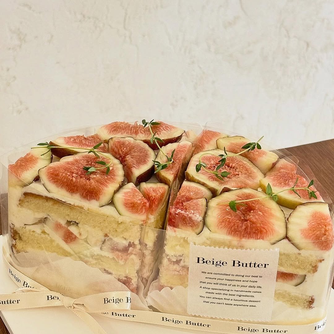 Photo by 베이지버터_ 인천케이크카페 on September 22, 2025. May be an image of fig, chiffon cake, pie, fruitcake, cheesecake and text.