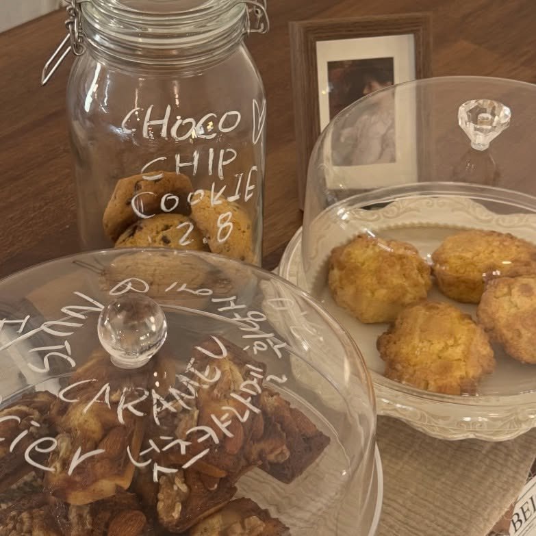 Photo by 베이지버터_ 인천케이크카페 on November 05, 2025. May be an image of coconut macaroon, oatmeal cookies, crumbcake, turnover, cookies, muffin, scone, caramel and text.