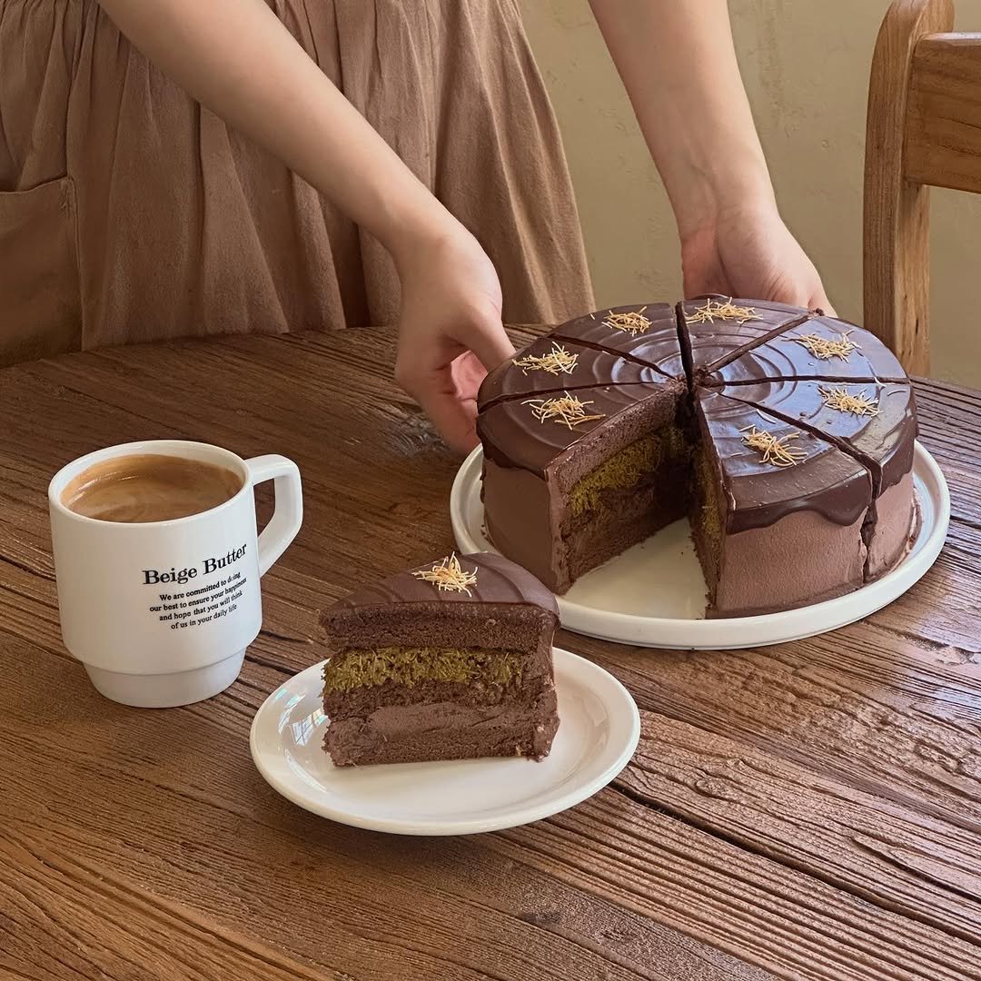 Photo by 베이지버터_ 인천케이크카페 on November 01, 2025. May be an image of chiffon cake, chocolate cake, chocolate mousse and text.