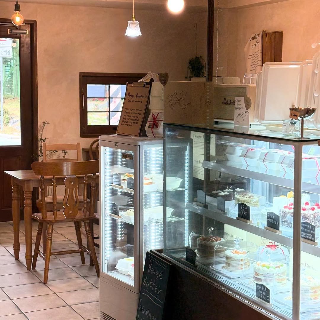 Photo by 베이지버터_ 인천케이크카페 on August 08, 2025. May be an image of display case and text.
