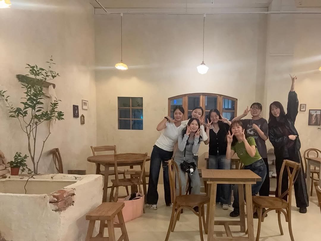 Photo by 베이지버터_ 인천케이크카페 on September 24, 2025. May be an image of 4 people, table and text.