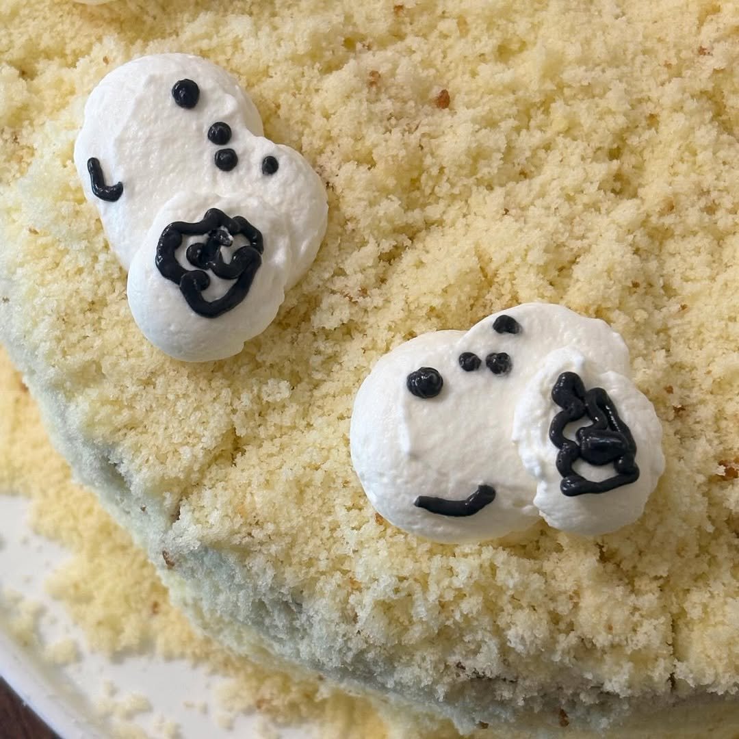 Photo by 베이지버터_ 인천케이크카페 on April 20, 2026. May be an image of crumbcake, chiffon cake, chocolate cake, whipped cream, cream cheese, cheesecake and text.