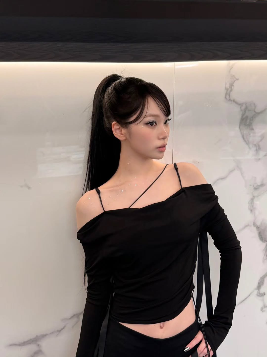 Photo by 김채원 (CHAEWON) on April 24, 2026. May be an image of one or more people, hair, makeup, top and text.