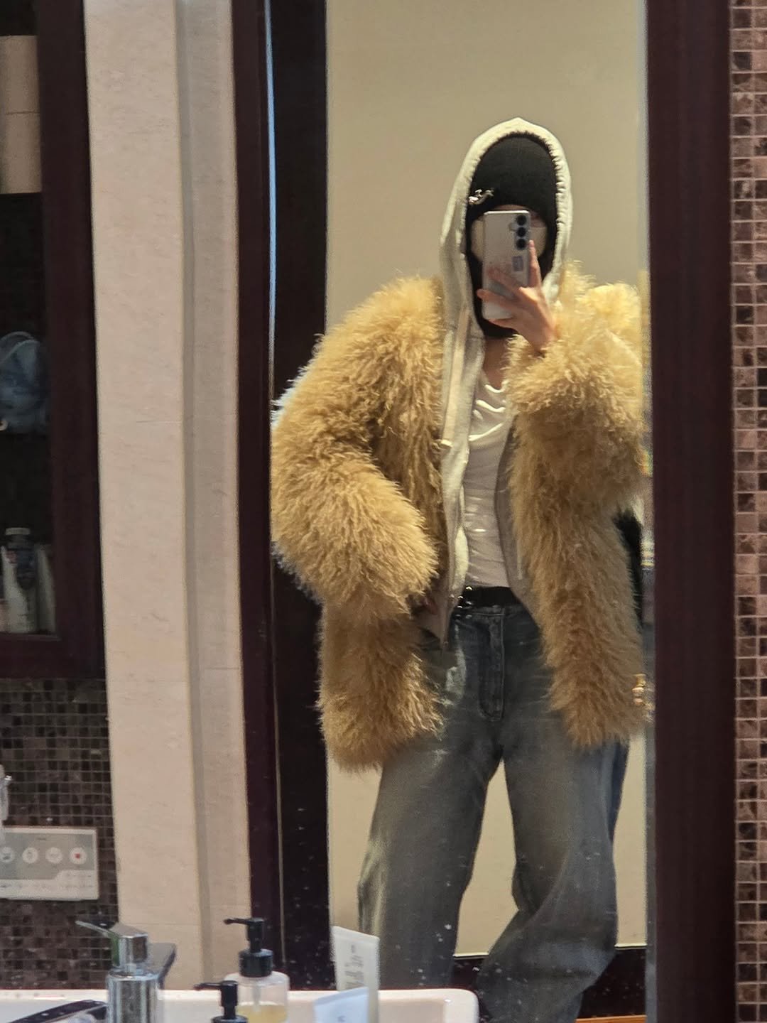 Photo by 김채원 (CHAEWON) on January 04, 2026. May be an image of duffle coat, overcoat, sable coat, goosedown coat, jacket, parka and text.