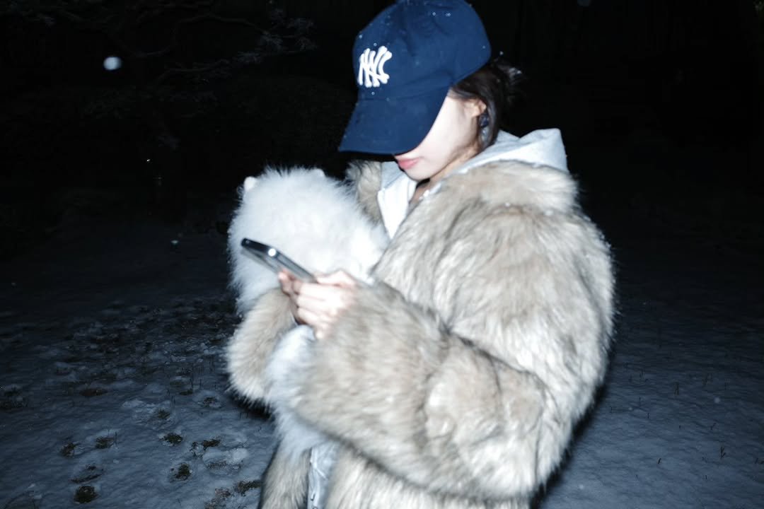 Photo by 김채원 (CHAEWON) on January 23, 2026. May be an image of phone, duffle coat, overcoat, sable coat, hat, goosedown coat, jacket, cigarette, parka and text.