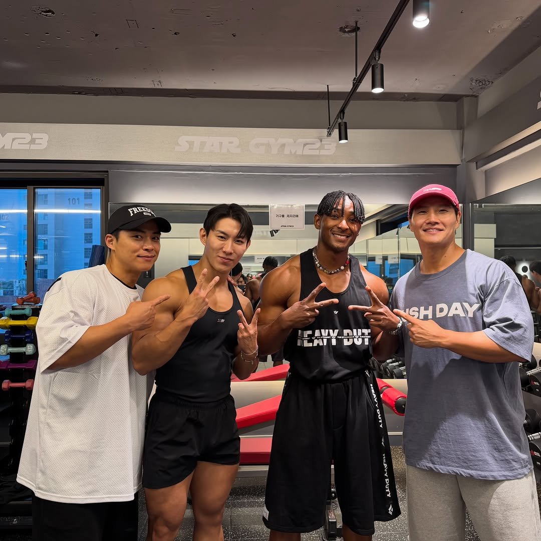 _charles_emmy_ 게시물 이미지: 오늘은 형님들과 함께 어깨 운동을 할 수 있어서 정말 영광이었습니다. 단순히 같이...