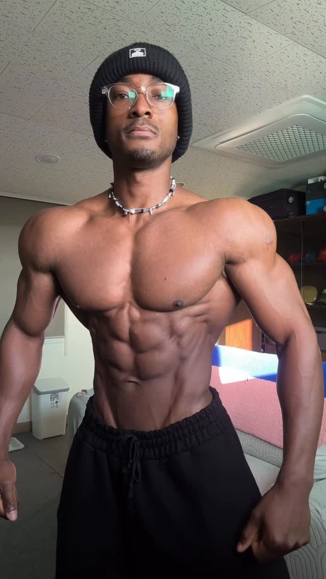 _charles_emmy_ 게시물 이미지: Light physique check 😤🦍🦍💪🏽

#엠마누엘 #핕니스촬영모델...