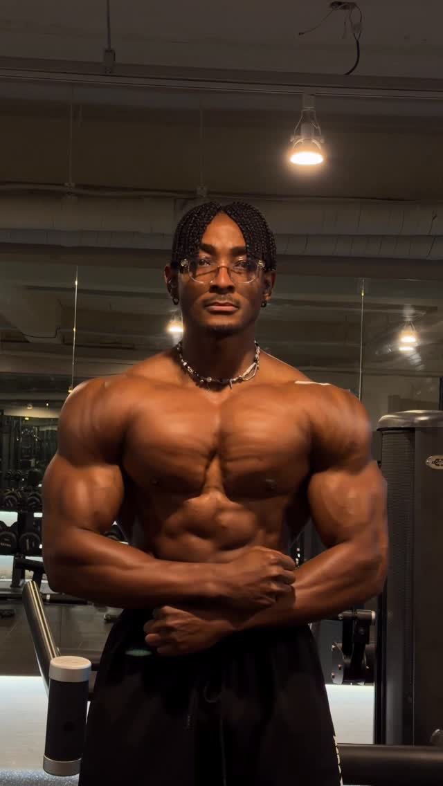 _charles_emmy_ 게시물 이미지: Body check!!! 😤🦍🦍💪🏽

 #엠마누엘 #핕니스촬영모델 #흑인모델...