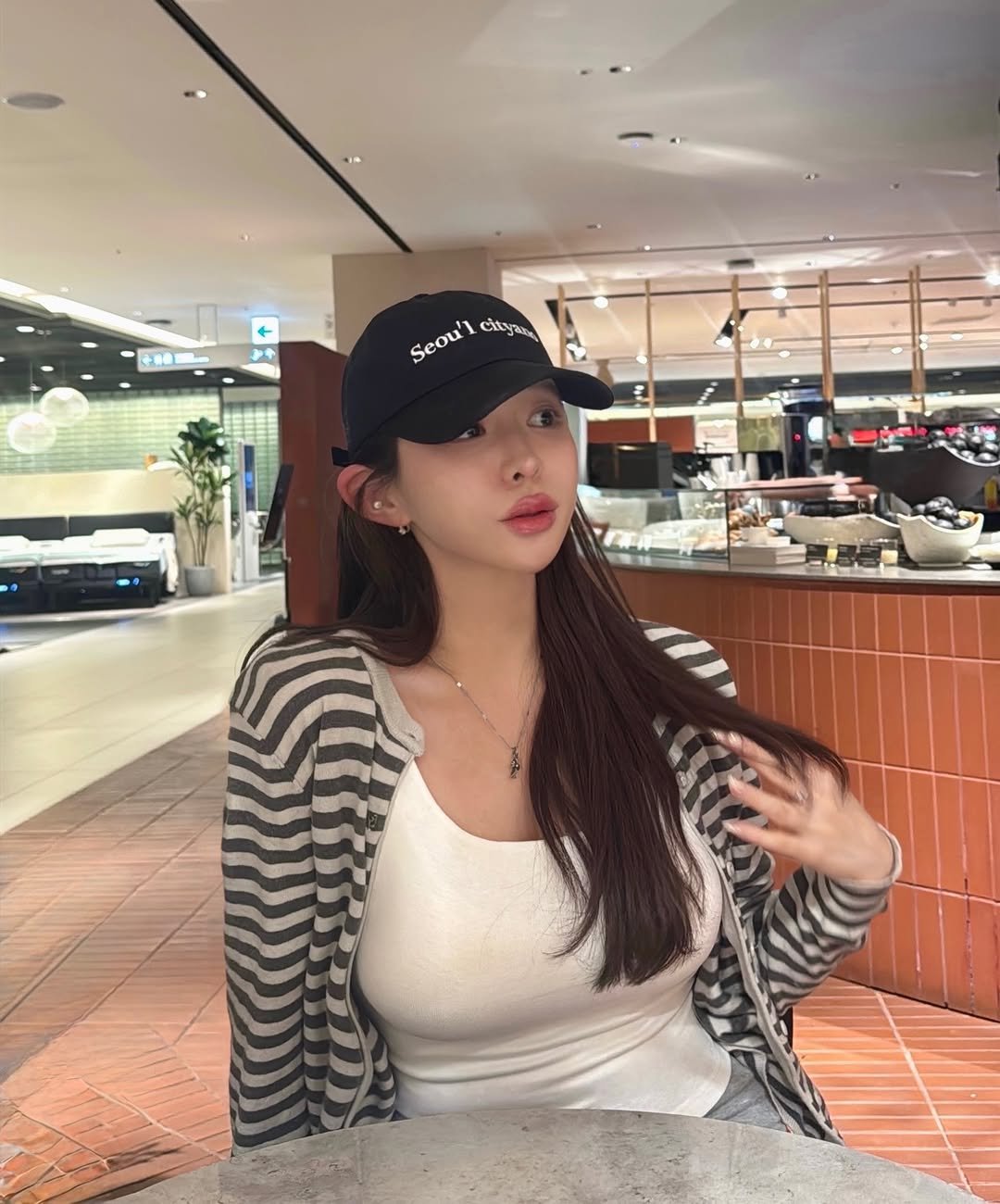 Photo by 차밍슬 | 공간대여 * 자기계발 on January 01, 2026. May be a selfie of one or more people, hair, hat, top and text.