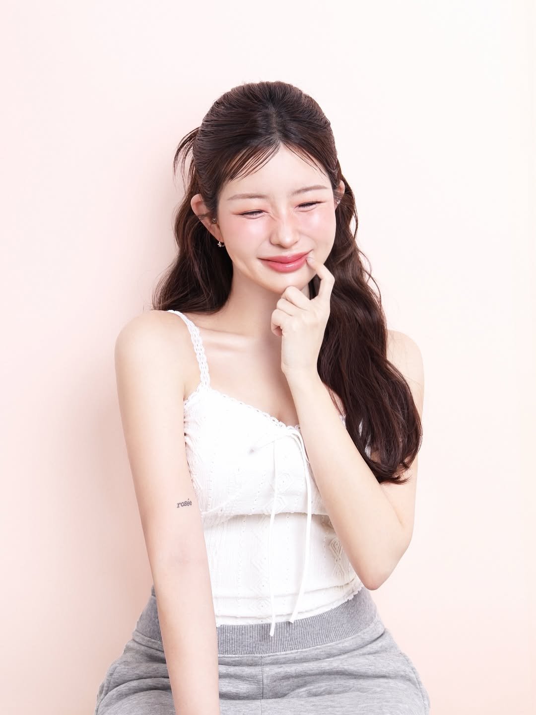 Photo by 차밍슬 | 공간대여 * 자기계발 in 압구정로데오 Apgujung Rodeo with @rizze_makeup.ju, @preppy_studio, and @rizze_makeup. May be an image of one or more people, hair, makeup, sleepwear, top and text that says 'rasse'.