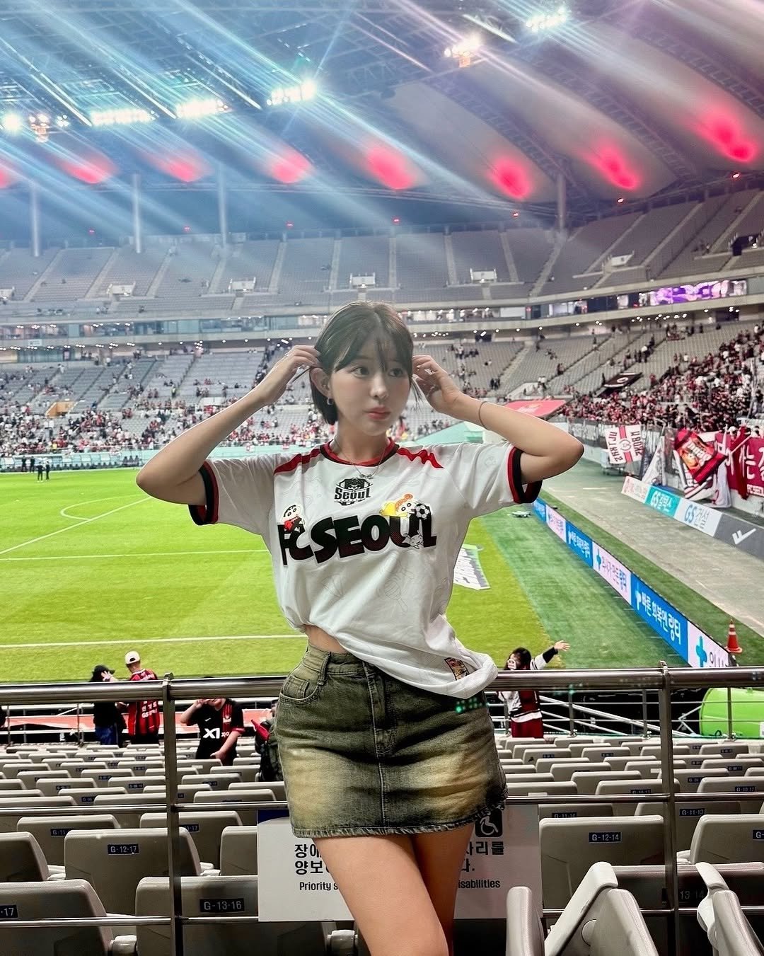 Photo by 차밍슬 | 공간사업 * 자기계발 * 자기관리 on October 01, 2025. May be an image of one or more people, hair, top, stadium and text.