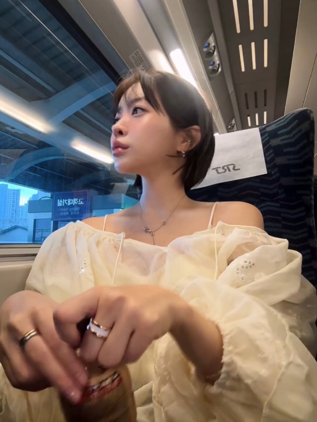 Photo by 차밍슬 | 공간사업 * 자기계발 * 자기관리 on September 17, 2025. May be an image of one or more people, hair, train, bus and text.