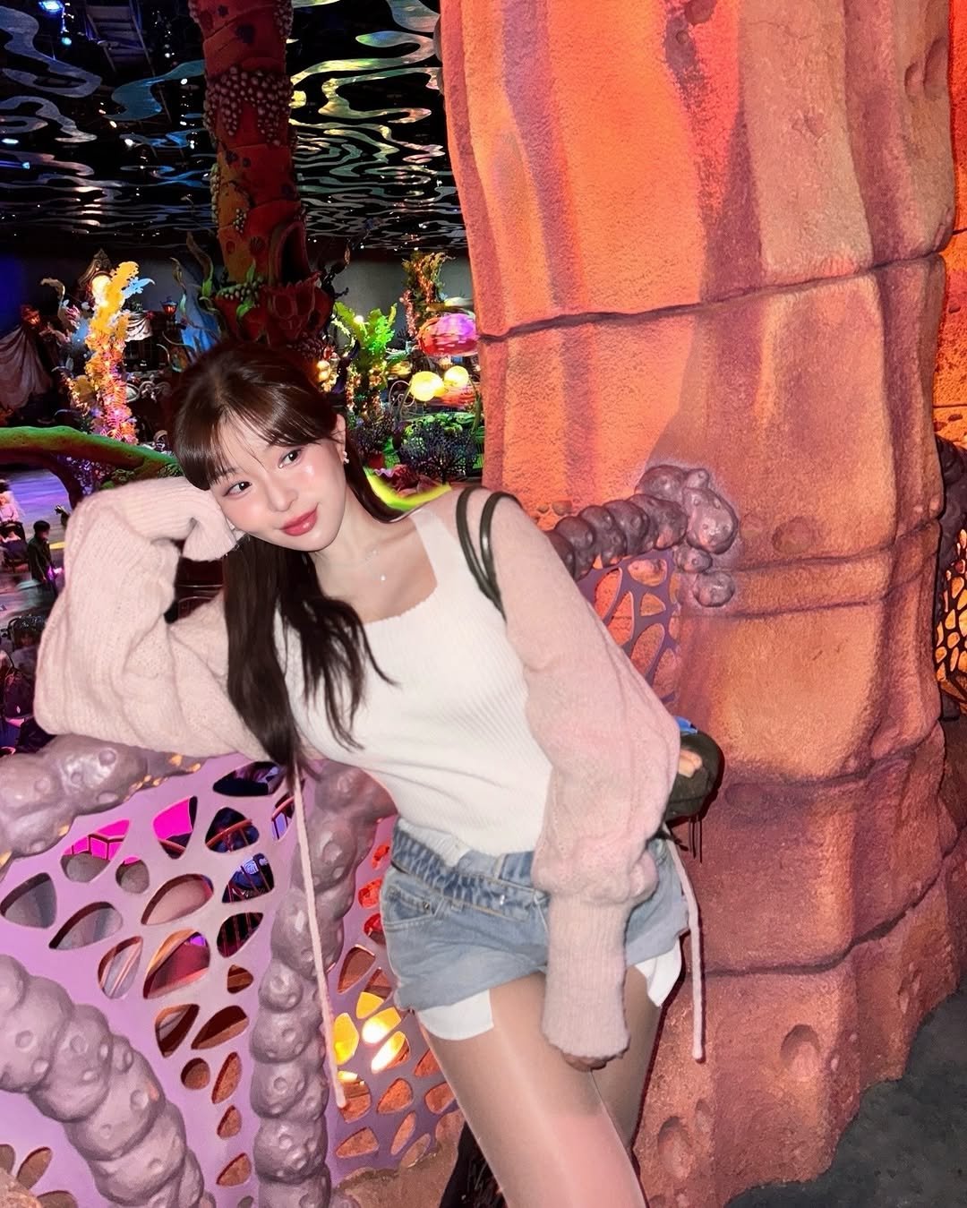 Photo by 차밍슬 | 공간사업 * 자기계발 * 자기관리 on November 27, 2025. May be an image of one or more people, hair, parka, miniskirt, top and text.