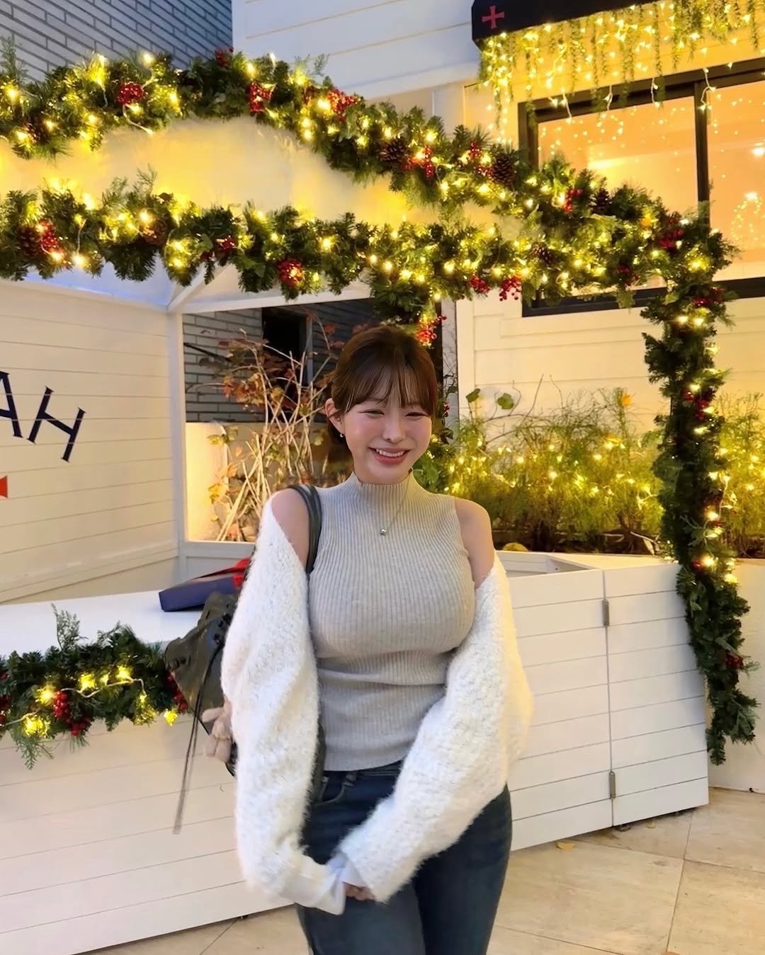 Photo by 차밍슬 | 공간사업 * 자기계발 * 자기관리 on November 15, 2025. May be an image of one or more people, hair, christmas tree, tinsel, turtleneck and text.