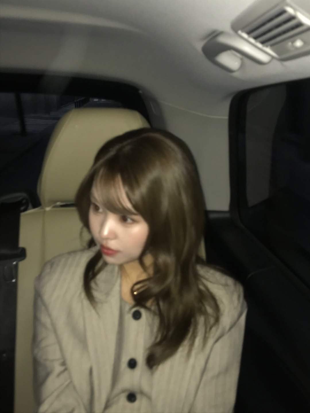 Photo by 최유리 on October 05, 2025. May be an image of 1 person, hair, duffle coat, overcoat, top, parka, night and text.