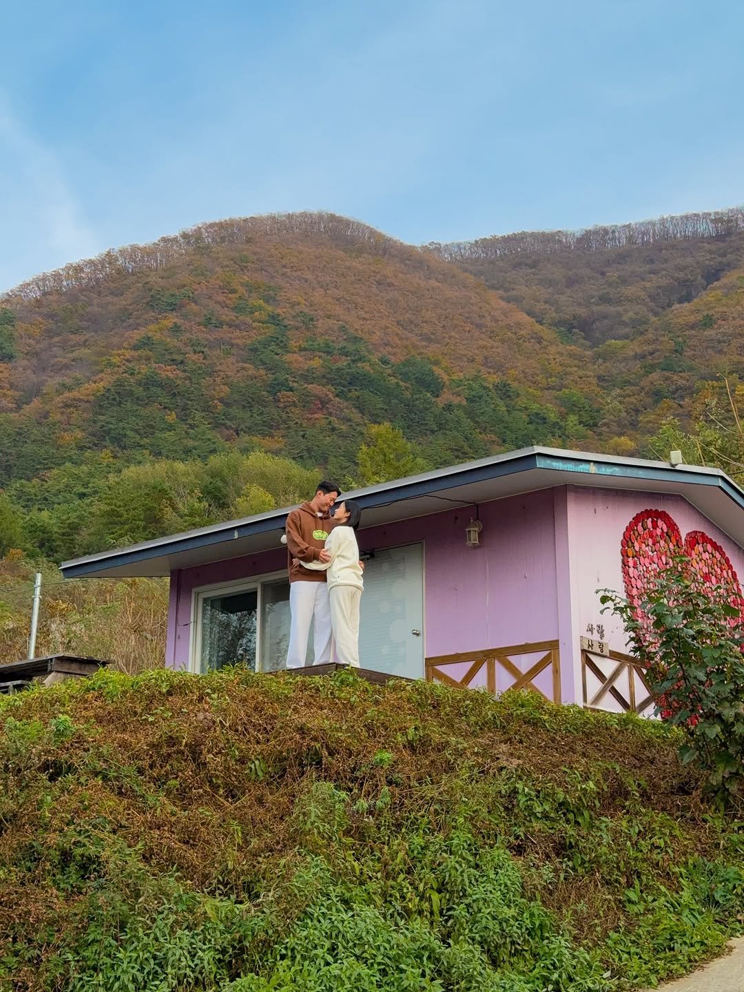 Photo by 다은 | 여행, 숙소, 촌캉스 🍃 on November 02, 2025. May be an image of mountain, temple and text.