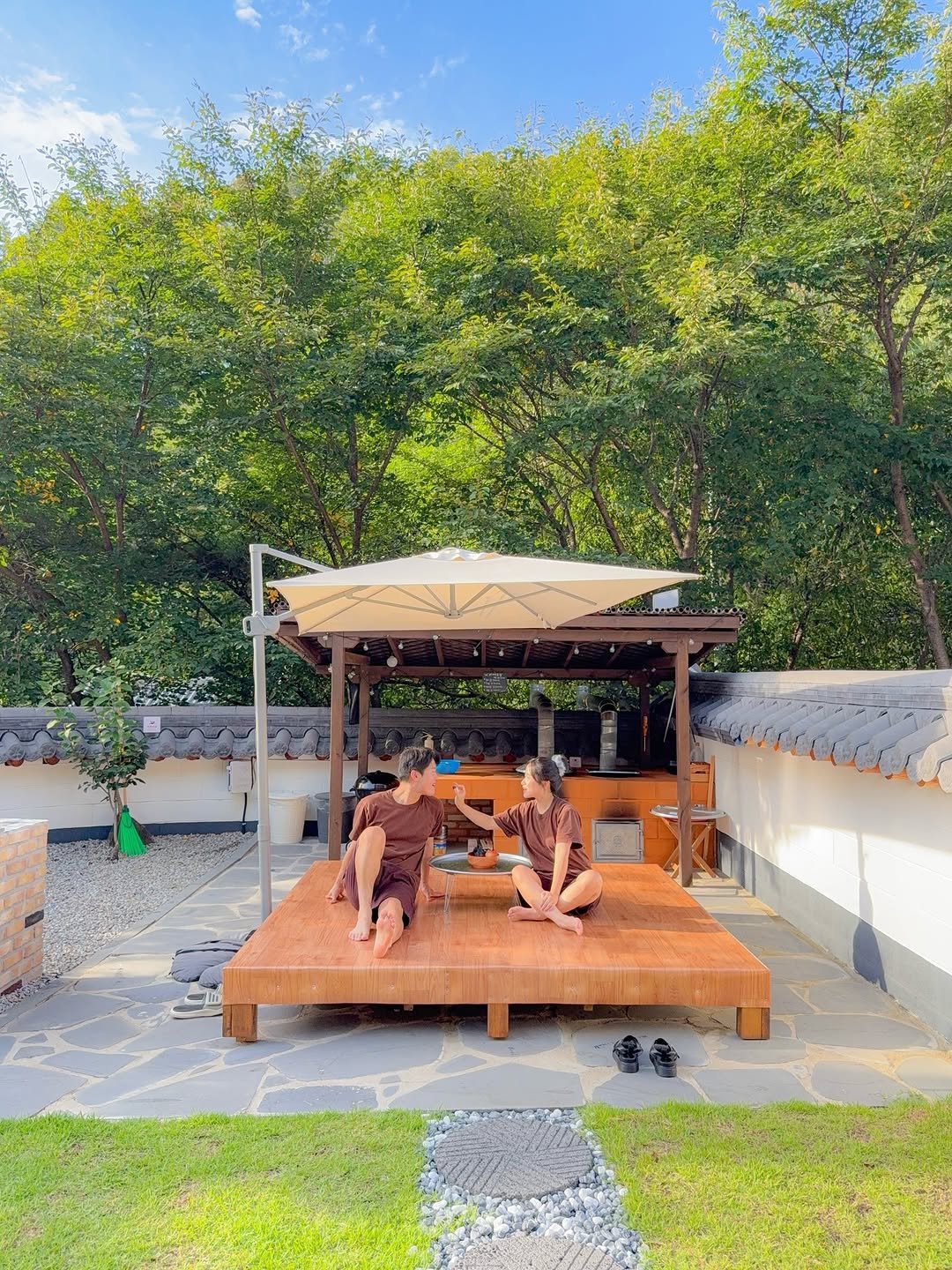 Photo shared by 다은 | 여행, 숙소, 촌캉스 🍃 on September 28, 2025 tagging @ggurjam__. May be an image of 2 people, outdoors and text.