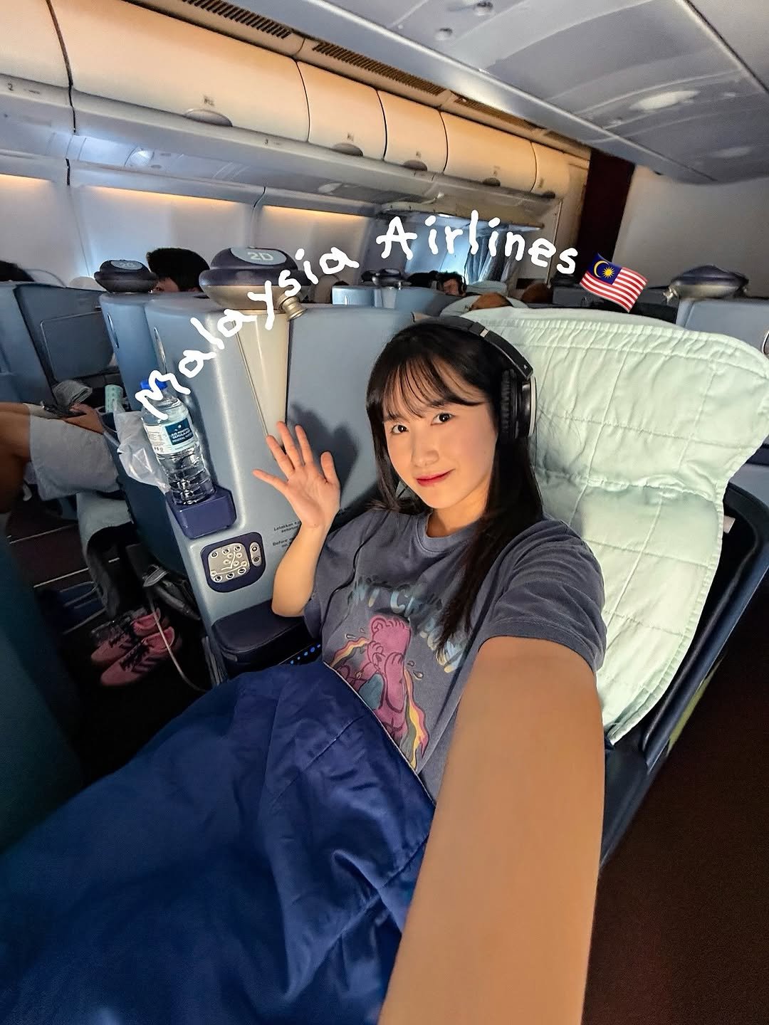 Photo shared by 다은 | 여행, 숙소, 촌캉스 🍃 on April 05, 2026 tagging @malaysiaairlines. May be an image of ‎airplane and ‎text that says '‎Malaysia 20 Airlines ines Mala bχ ysia ام 1 မမမ် S6.‎'‎‎.