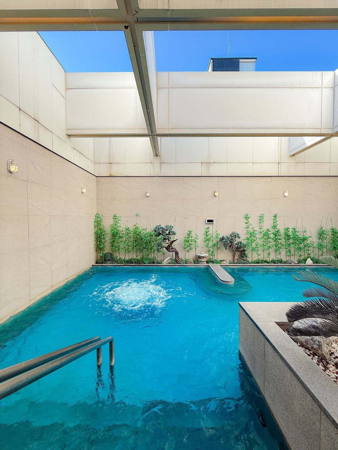 Photo by 다은 | 여행, 숙소, 촌캉스 🍃 on January 24, 2026. May be an image of pool and text.