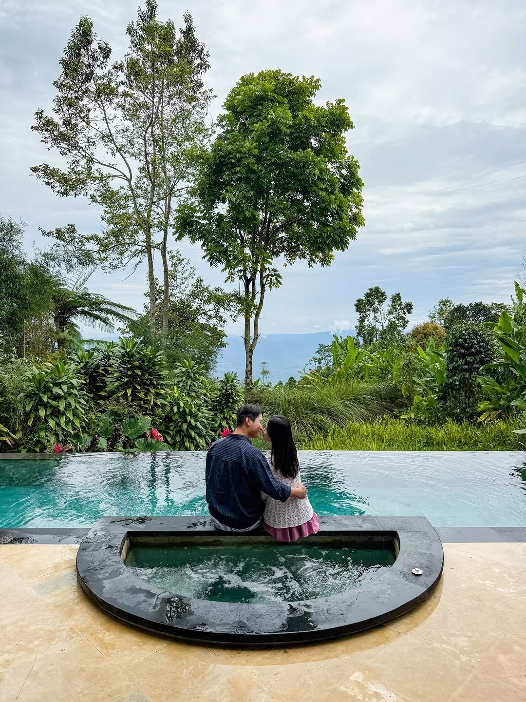 Photo shared by 다은 | 여행, 숙소, 촌캉스 🍃 on December 09, 2025 tagging @mundukmodingplantation. May be an image of pool, outdoors and text.