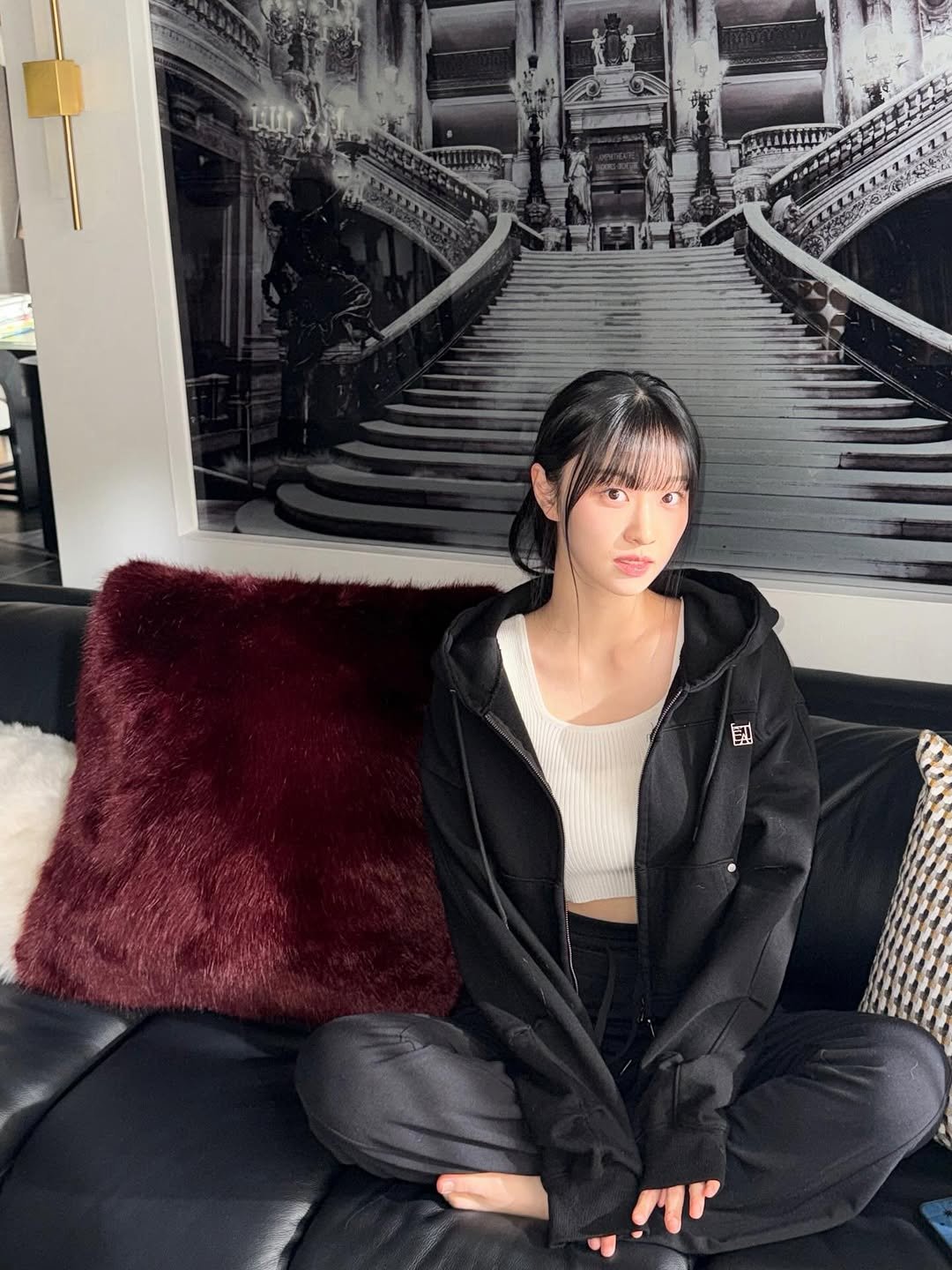 Photo by 김이경 Kim Yi Kyeong on November 27, 2025. May be an image of one or more people, hair, duffle coat, sweatpants, turtleneck, jacket and parka.