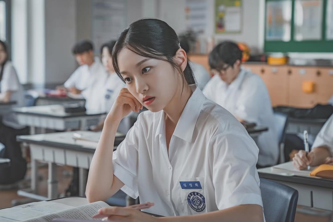 Photo by 김이경 Kim Yi Kyeong on December 07, 2025. May be an image of one or more people and people studying.