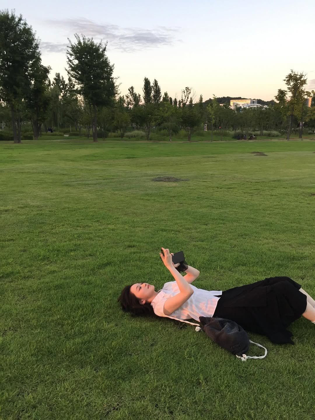 Photo by 김이경 Kim Yi Kyeong on September 14, 2025. May be an image of 1 person, grass, park, picnic and text.